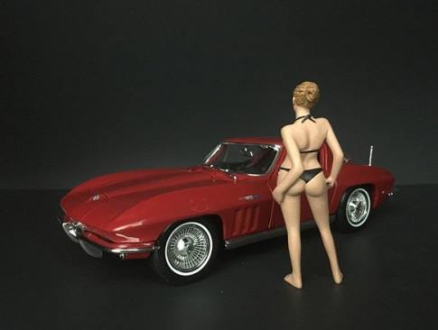 American Diorama - Art. Nr. 38268 - Bikini Girl - April. Mdchen stehend, beide Hnde am Oberschenkel. Schwarzer Bikini.  Das gezeigte Auto ist nicht im Lieferumfang enthalten. 