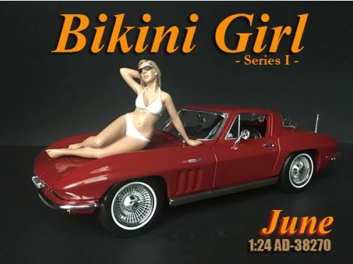 American Diorama - Art. Nr. 38270 - Bikini Girl - Juni. Mdchen, halb liegend. Eine Hand am Haar im Nacken, der andere Arm sttzt den Oberkrpe.Bikini in Wei. Das gezeigte Auto ist nicht im Lieferumfang enthalten.