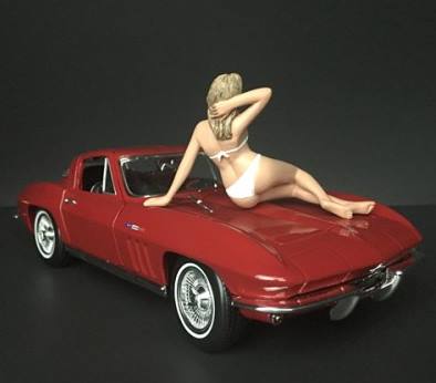 American Diorama - Art. Nr. 38270 - Bikini Girl - Juni. Mdchen, halb liegend. Eine Hand am Haar im Nacken, der andere Arm sttzt den Oberkrpe.Bikini in Wei. Das gezeigte Auto ist nicht im Lieferumfang enthalten.