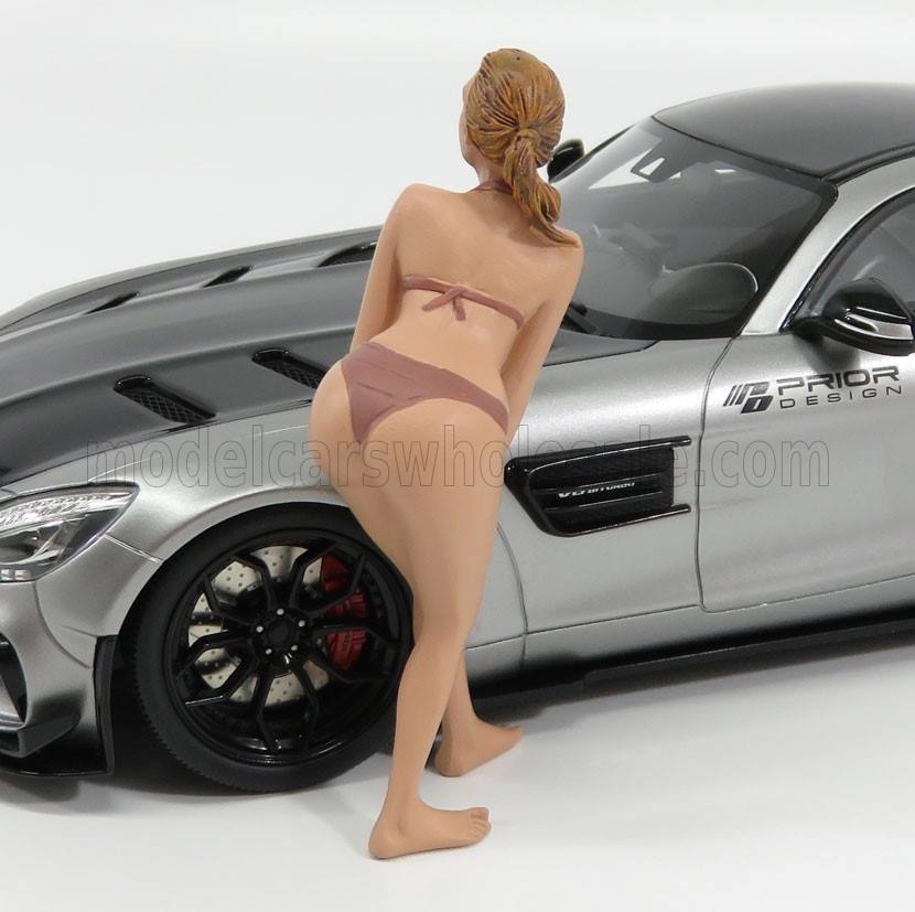 American Diorama - Art. Nr. 38269 - Bikini Girl - Mai - Mdchen, stehend und leicht vorgebeugt. Eine Hand auf dem Knie und eine Hand vor der Brust. Bikini in bronzefarbig. Die gezeigten Autos sind im Lieferumfang nicht enthalten!