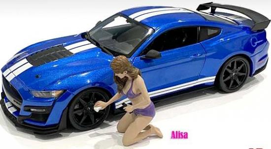 American Diorama - Art. Nr. 76365 - Alisa - im lila Bikini putzt die Felgen des MuscleCars. 