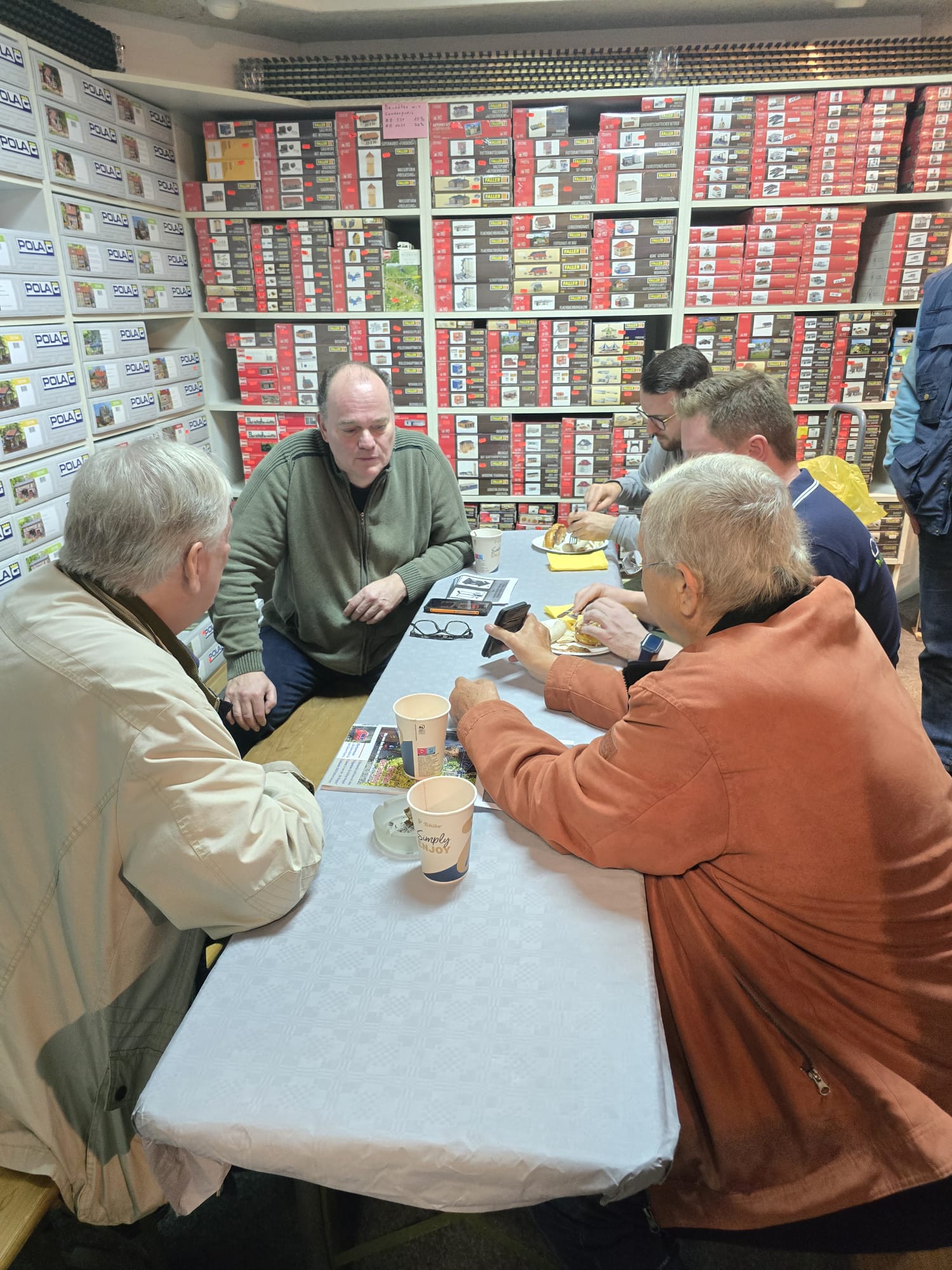 Fachgesprche im Modellbahn-Atelier Renken am "Biertisch". Neuheiten und Bestehendes werden mit dem Handy erklrt. Der Kaffee und die Brotzeit schmecken hier immer. 