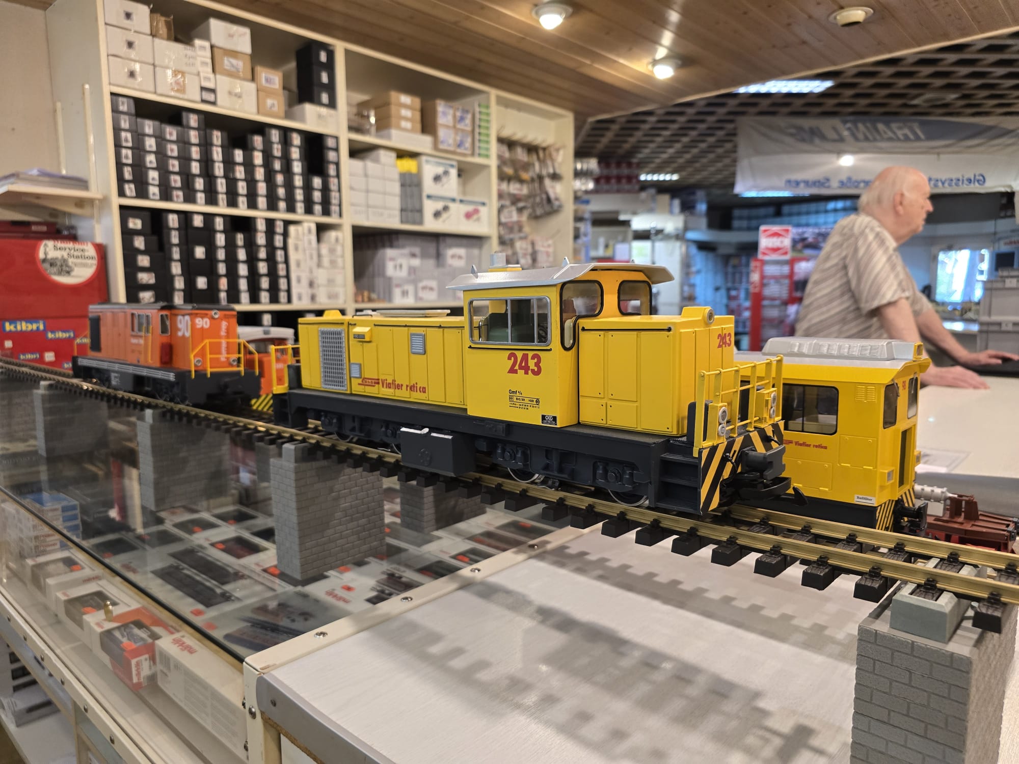 Gnter Kiss von Kiss Modellbahn Service hat einige neue Modelle schon mitgebracht und ausgestellt. Neben der Gef 4/4 Nr. 243 Diesellok der RhB in gelb ist der Krantraktor 98 der RhB in gelb sowie die beiden orangfarbigen RhB Loks Gm 3/3 Nr. 232 und die RhB Gmf 4/4 90 mit der Aufschrift Furrer + Frey neben dem Schneepflug RhB xk 9147 ausgestellt.