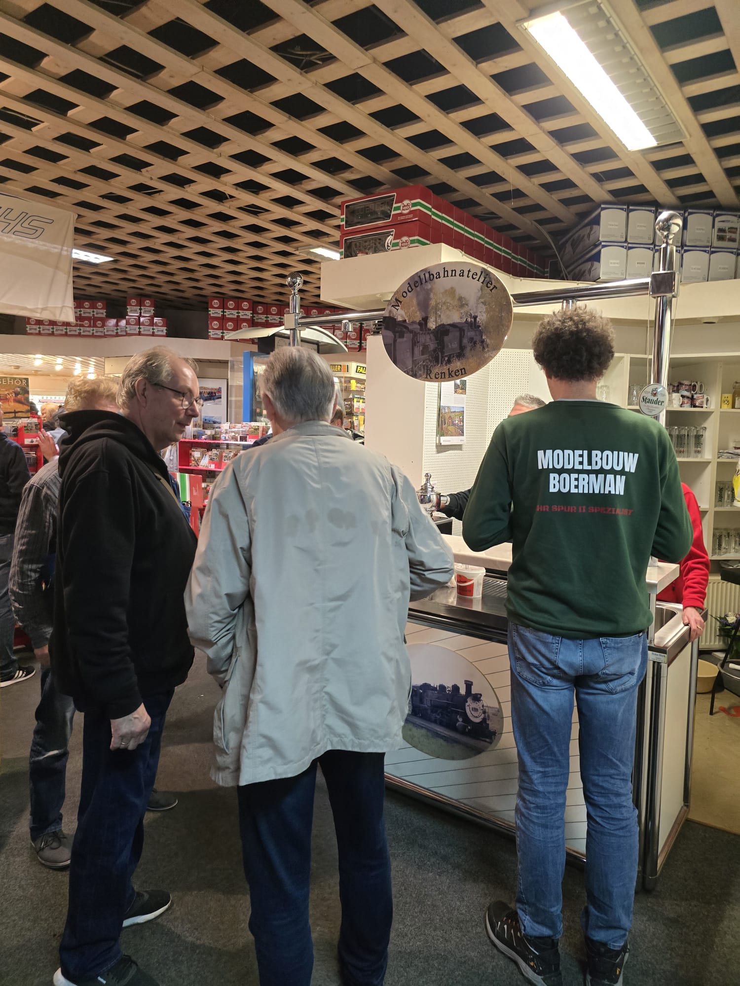 Die besten Gesprche zwischen Kunden und Hersteller sind an der Theke. Hier rechts im Bild Lammert Boerman von Modellbouw Boerman aus den Niederlanden. 