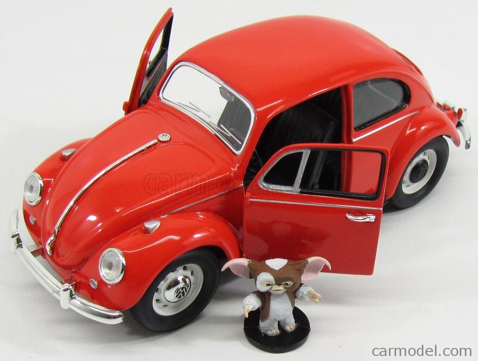 Bild des VW Kfers von Greenlight Hollywood Cars mit der Gremlin Figur "Gizmo". Orange Farbgebung des 1967er Beetles. Vorne mit Cromabdeckungen auf den Stahlfelgen und hinten mit schwarzer VW Abdeckung. Auch die Fensterrahmen sind teilweise schwarz oder Chrom eingefasst. 
