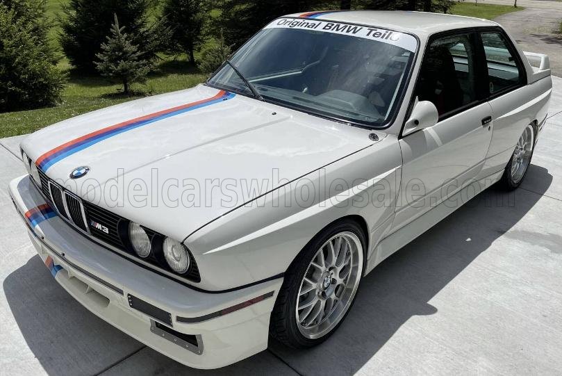 Neuheit 2021 - BMW 3er Serie M3 E30 aus 1988 in weiß - bburago - BU21100W- Modelcarswholesale 148633