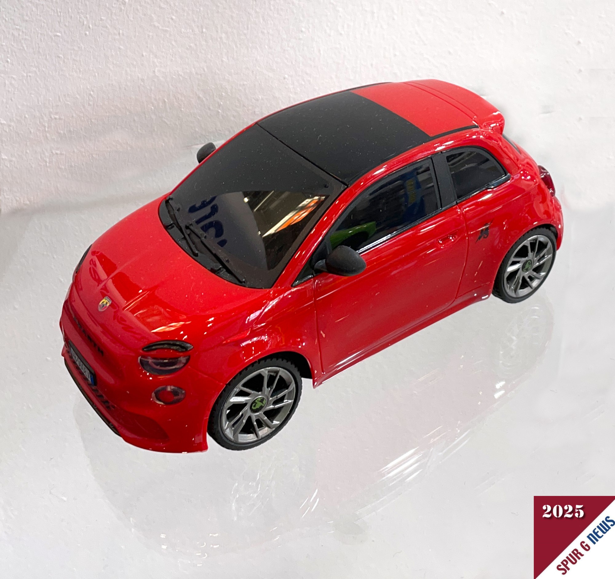 Der neue rote Fiat Abarth 500e war ausgestellt und ist in grn und blau noch erhltlich. Das Fahrzeug hat eine Fernsteuerung und ist im Mastab 1:24 gefertigt. Einen Preis hierfr haben wir im WWW leider noch nicht gefunden 