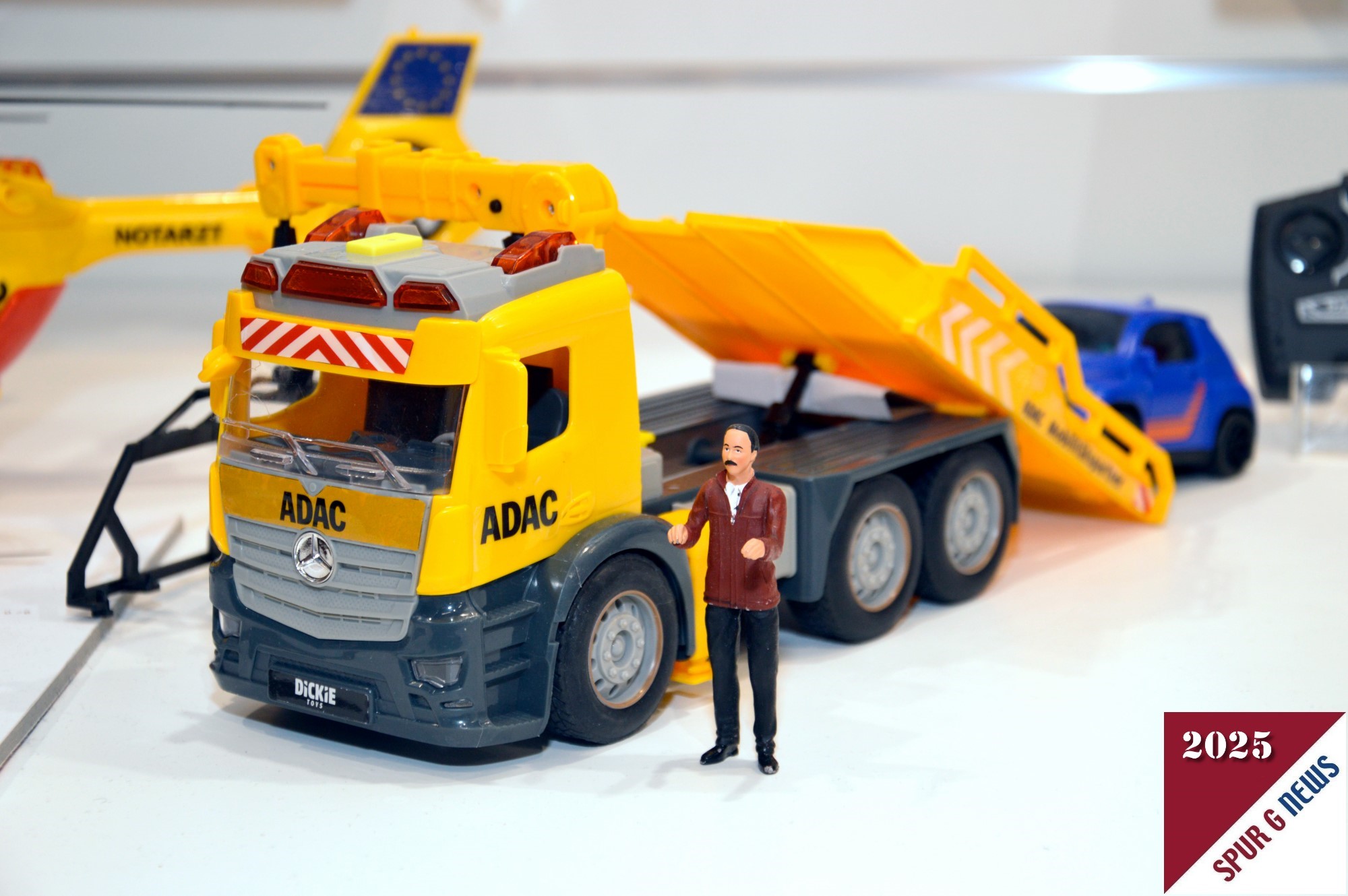 Ein ADAC Abschlepp LKW ist eine Neuheit von Dickie Toys fr 2025. Gezeigt auf der Spielwarenmesse. Die Figur neben dem LKW gehrt nicht zum Lieferumfang. Sobald das Modell im Handel ist werden wir darber berichten. 