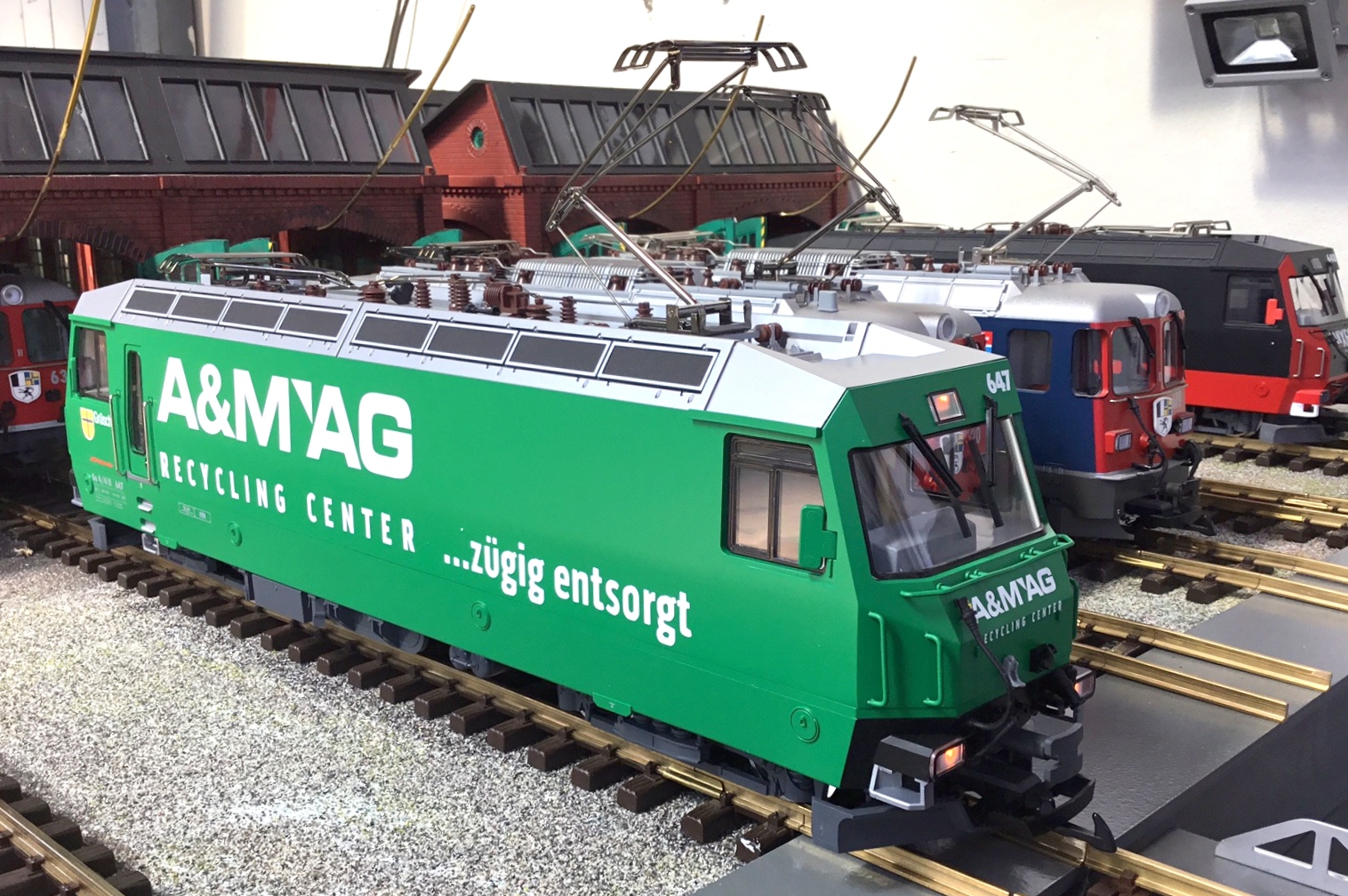 Neuzugnge auf der Schiebebhne im Bahnpark Augsburg: A&M AG, Recycling Center ....zgig entsorgt. Grne Werbelok Ge 4/4 III der RhB Nr. 647. 