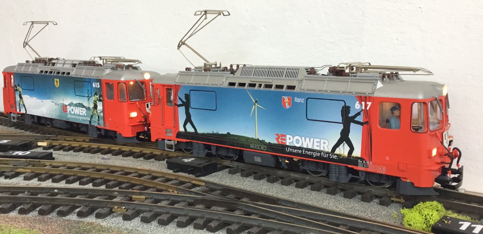 Auf diesem Bild sind die beiden REPower Lokomotiven der RhB, Ge 4/4 II, Nr. 615 und 617 zu sehen. Die Lok 615 zeigt die Werbung fr REPower - Winter und die Lok 617 (Ilanz) die Werbung REPower - Sommer. Wieder zwei herrlichen Motive von KISS Modellbahnservice. Basis ist jeweils eine LGB Ge 4/4 II Lokomotive. Der Auftrag der Werbungen erfolgt in Folientechnik.  