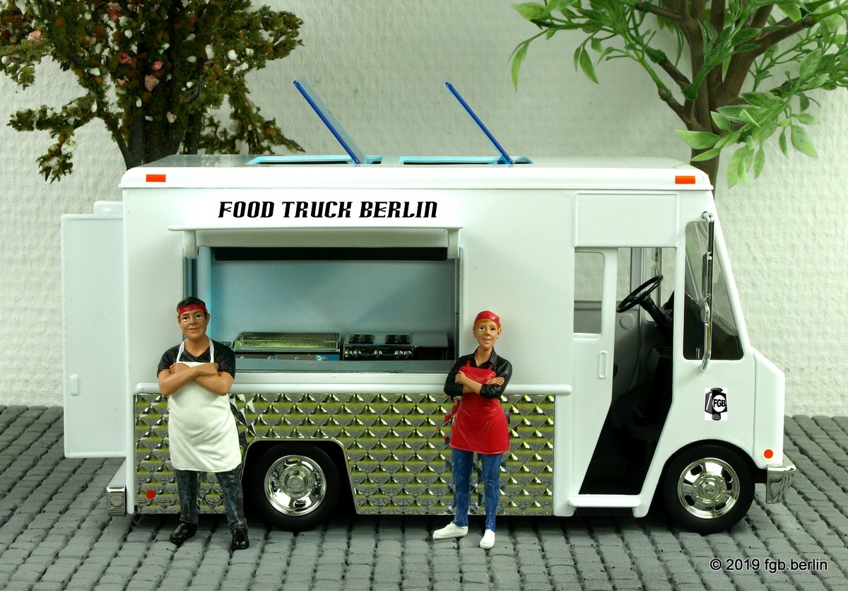 FOOD TRUCK BERLIN - Hier: Die beiden Figuren von American Diorama sind als Zubehr bei FGB - Franks Garten-Bahnen zu bestellen! 