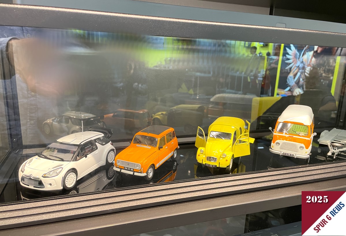 Franzsische Kultautos sind bei Heller der Hauptaugenmerk auf die Produktion. Von links nach rechts: moderner Citroen DS4 Racing, Renault R4 mit Stoffdach, Citroen Acadiane Lieferwagen, Renault Estafette Transporter und ein Anhnger fr Autobeladung. 