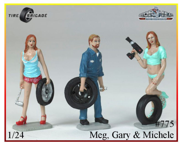 Unter der Art. Nr. 775 sind die Figuren Meg, Gary und Michele in anders farbiger Bekleidung und "Mischung" zu haben.  Meg hat den Schraubenschlüssel und Reifen, es könnte ein Motorradreifen sein in den Händen.  Gary trägt Werkzeug und Reifen in den Händen und hat, anders als zu Art. Nr. 774, einen blauen Arbeitsoverall an. Michele kniet auf dem Reifen mit einem Accuschrauber in der Hand.  