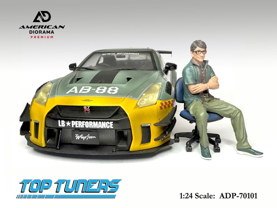 ADP-70101 - Die "graue" Eminenz sitzt locker, jedoch mit verschr�nken Armen auf dem mitgelieferten Drehstuhl. Er tr�gt eine gr�ne Hose, eine gr�ne Weste mit rotem Rei�verschlu� und gr�ne schuhe. Eine Brille ben�tigt er auch. 