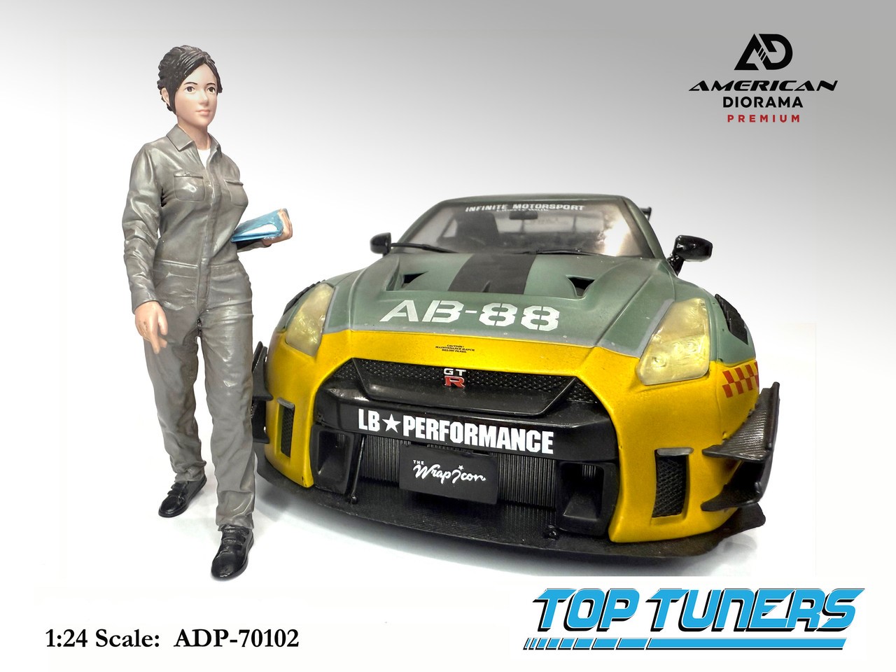 ADP-70102 - K�the tr�gt einen gr�nen Overall, schwarze Schuhe und hat eine blaue Schreibunterlage im Arm. 