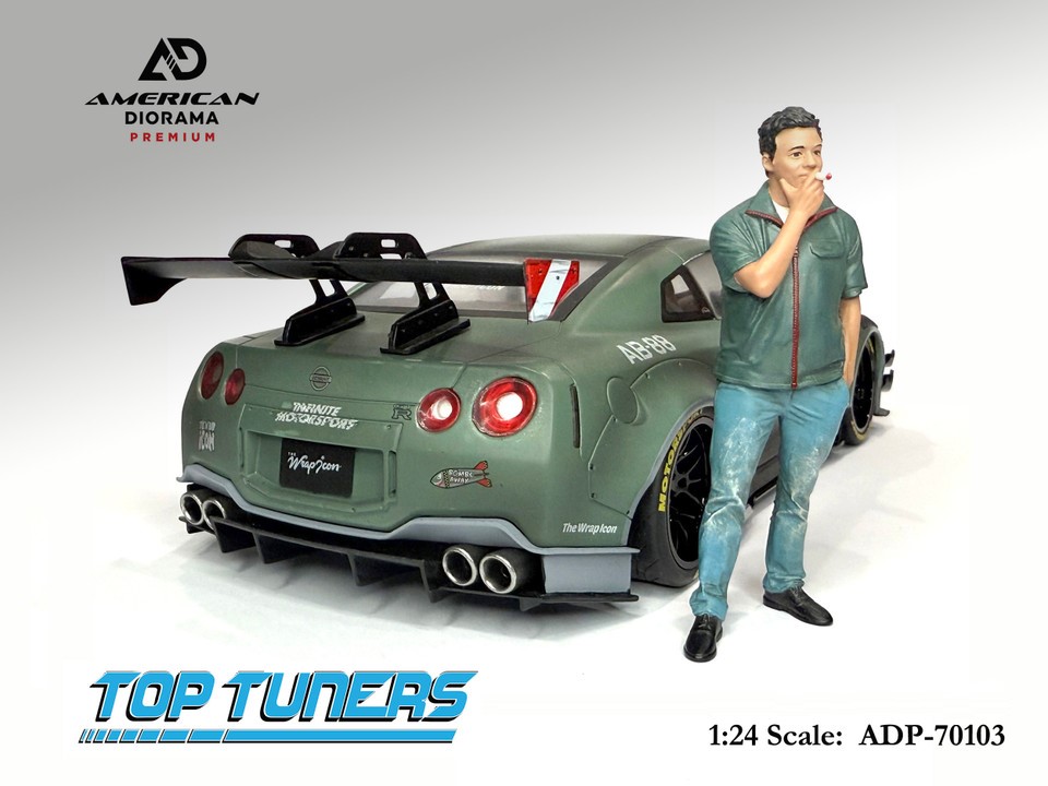 AMD-P 70301. Als Testfahrer ist Gabriel engagiert und rauch gen�sslich eine Zigarette. Bekleidet mit Jeans und der gr�nen Weste mit rotem Rei�verschlu�. 