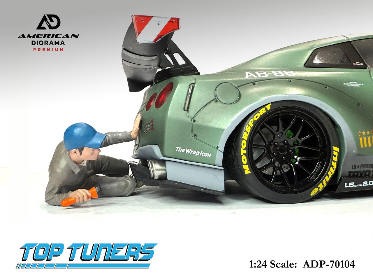 AMD-P 70104 Die letzte Pr�fung wird mit Taschenlampe ausgef�hrt. Ist alles o.K.? Lukas hat sich hinter das Tuningauto gelegt. Er tr�gt einen gr�nen Overall, wei�e Turnschuhe und eine blaue Baseballcapy. 