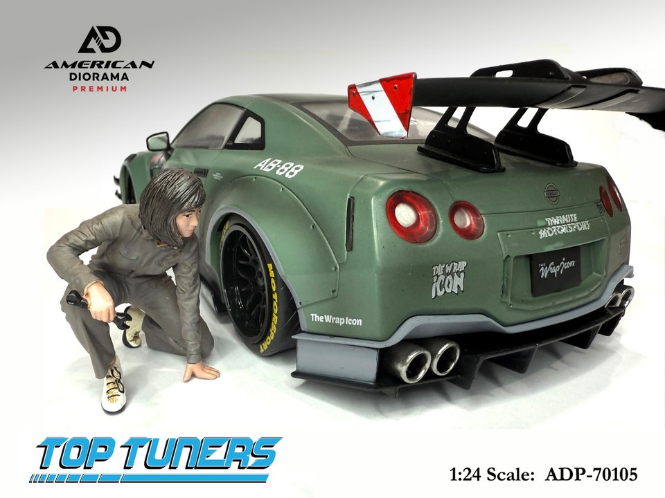 AMD-P 70105 Beim getunten Auto ist es wichtig den Freiraum am Kotfl�gel zu kontrollieren. Paula hat dazu eine Taschenlampe zur Hand. Zum gr�nen Overall tr�gt sie wei�e Sportschuhe. 