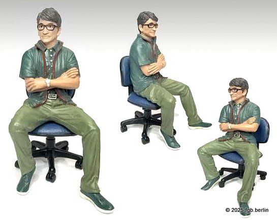 ADP-70101 - Die "graue" Eminenz sitzt locker, jedoch mit verschr�nken Armen auf dem mitgelieferten Drehstuhl. Er tr�gt eine gr�ne Hose, eine gr�ne Weste mit rotem Rei�verschlu� und gr�ne schuhe. Eine Brille ben�tigt er auch. 