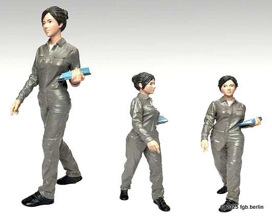 ADP-70102 - K�the tr�gt einen gr�nen Overall, schwarze Schuhe und hat eine blaue Schreibunterlage im Arm. 