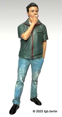 AMD-P 70301. Als Testfahrer ist Gabriel engagiert und rauch gen�sslich eine Zigarette. Bekleidet mit Jeans und der gr�nen Weste mit rotem Rei�verschlu�. 