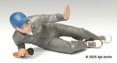 AMD-P 70104 Die letzte Pr�fung wird mit Taschenlampe ausgef�hrt. Ist alles o.K.? Lukas hat sich hinter das Tuningauto gelegt. Er tr�gt einen gr�nen Overall, wei�e Turnschuhe und eine blaue Baseballcapy. 