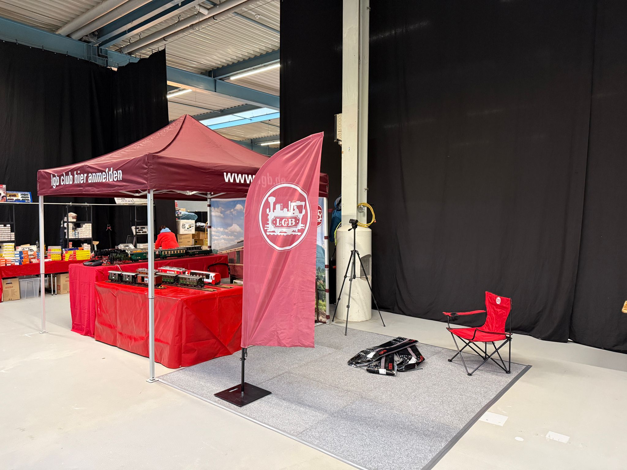 Der Infostand steht fr die Besucher bereit. Wir haben einige Modelle von LGB ausgestellt. RBB, Harz, Pressnitztalbahn, RhB. 