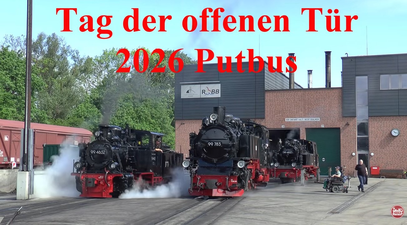 Am Wochenende vom 30. bis 31. Mai 2026 fand rund um den Bahnhof Putbus der „Tag der offenen Tür“ statt. Es gab wieder viel zu erleben und bestaunen so unter anderem Besichtigungsmöglichkeiten der Betriebswerkstatt, des Wasserturms und der Wagenhalle. Weiter fanden Sonderfahrten statt. Die 53 Mh zog den Traditionszug. 99 4652 war mit den 2-achsern als PmG unterwegs. Beide Loks wechselten sich in Putbus für Führerstandsmitfahrten ab. Highlight war am Samstag nach 21.00 Uhr die Lokparade im Bahnhof Putbus.