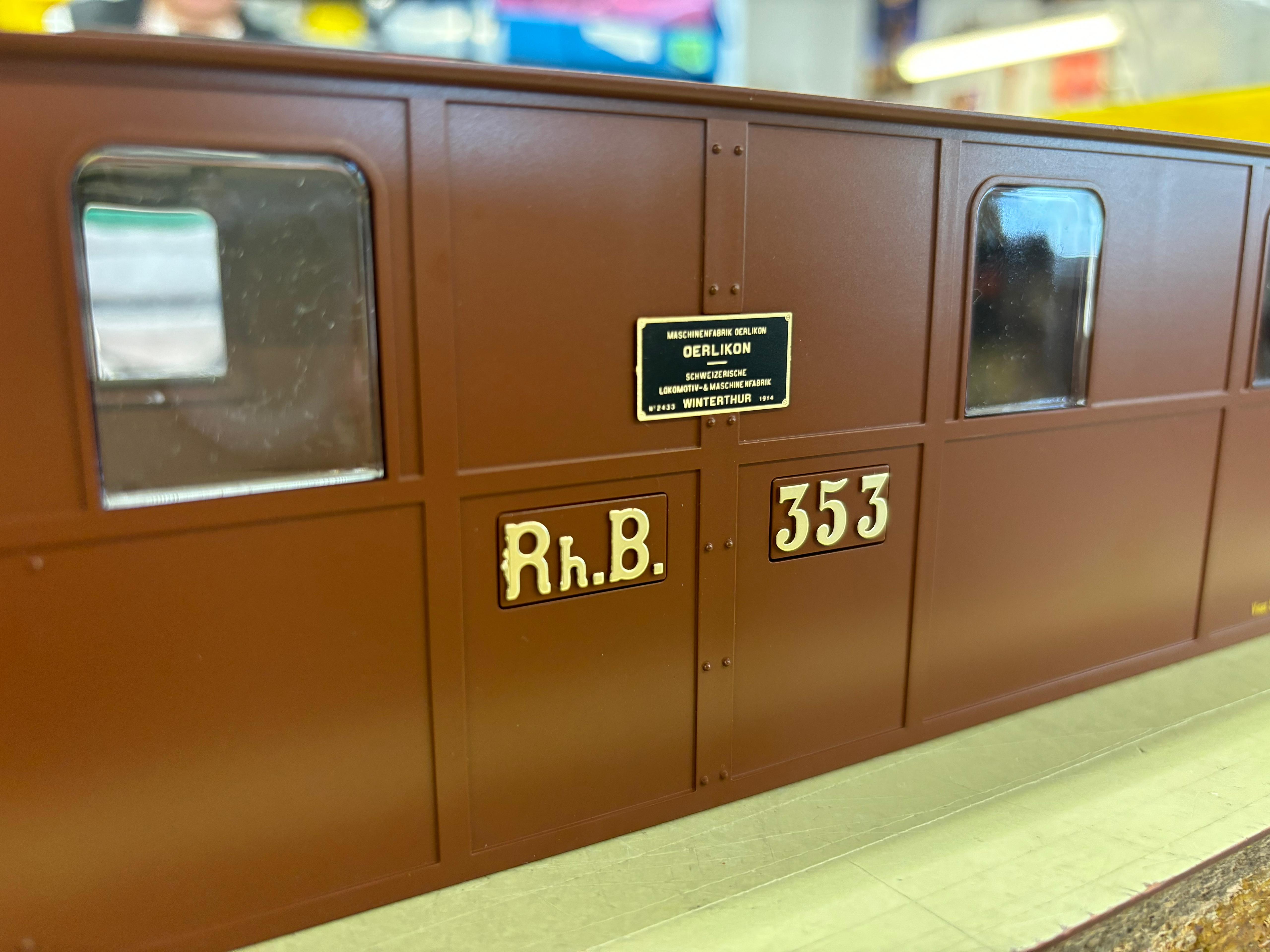 Der Lokkasten der LGB Lok Art. Nr. 24601 - RhB Ge 4/6 Nr. 353 ist mit Glsern, Rh.B. Schild, Herstellerschild und Loknummer fertig montiert. 