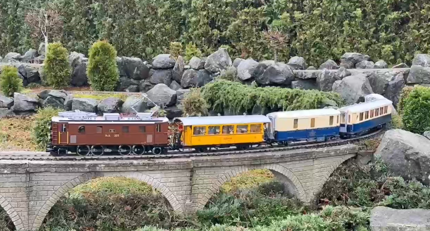 Von LGB geliefert: Die Ge 4/6 der RhB auf der Gartenbahanlage bei Hendrik Hauschild. 