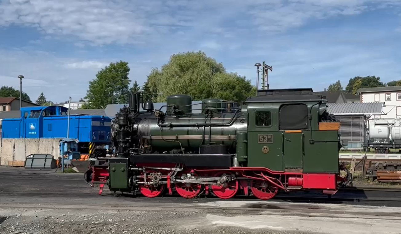 Die Dampflok Mh 53 der Rgenschen Bderbahn, damals R KB - Vulcan 3851 aus 1925, im Original im Bahnhof Putbus.