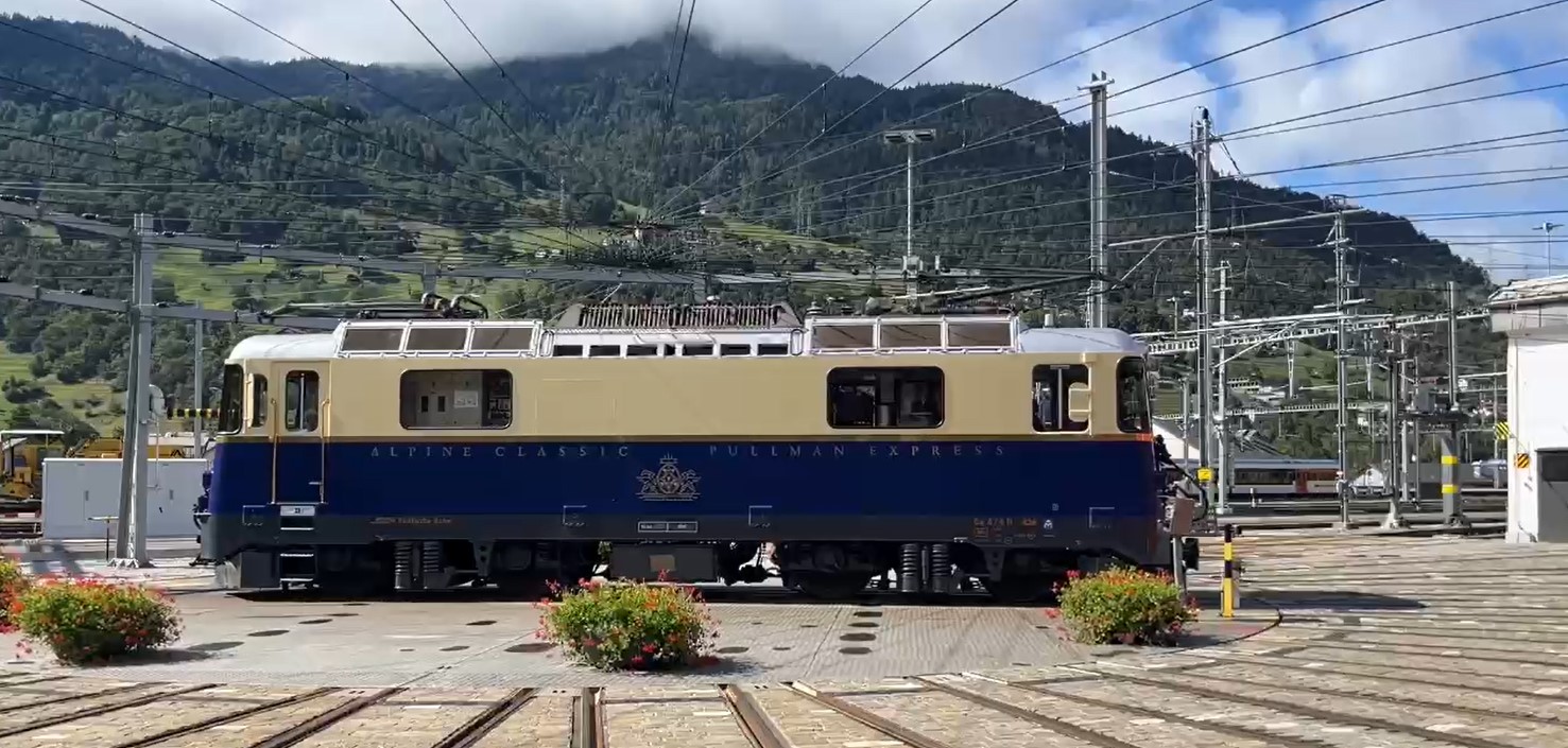 Klicken Sie auf das Bild und sehen sich das Video mit der LOK auf der Drehscheibe und vor dem Glacier Express Zug an. 