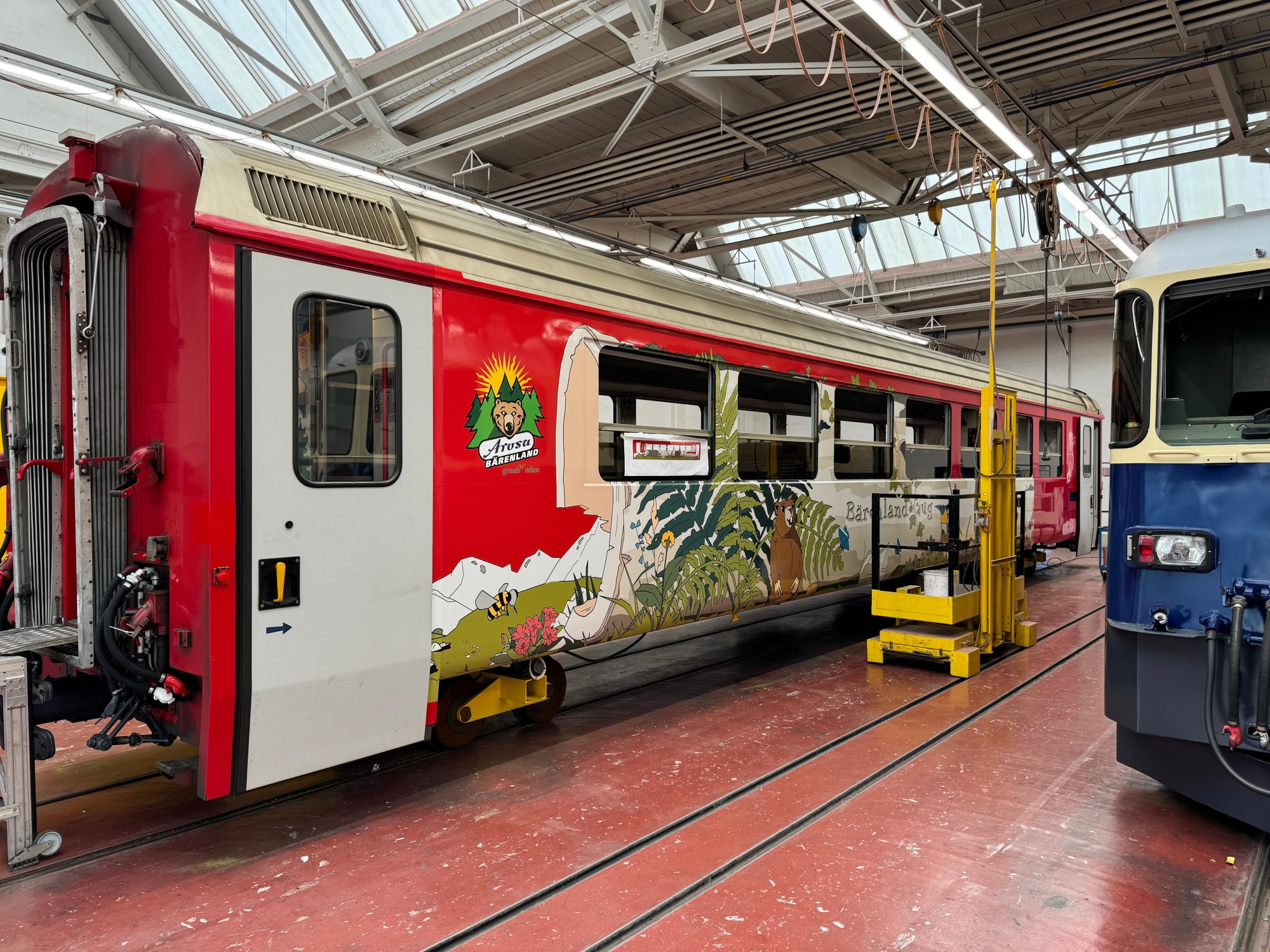 Foto von Hendrik Hauschild: Neu in der Umlackierung - Brenlandwagen aus dem Stammnetz EW IV. Die Tren werden noch im Brenlanddesig beklebt. 