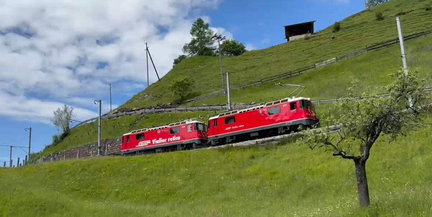 Seit Ende Mai 2024 sind zwischen Chur und Arosa wieder klassische Elektro-Lokomotiven im Einsatz. Whrend zwei Ge 4/4 II Personenzge bespannen, werden die Ge 4/4 II 617 und 618 in Doppeltraktion vor reinen Gterzgen eingesetzt.