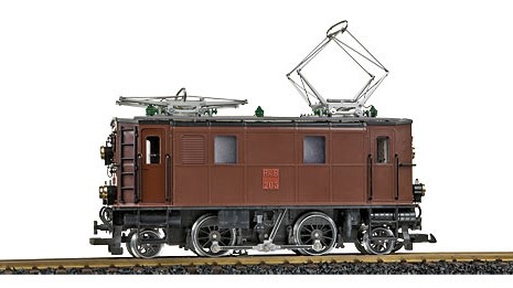 LGB Art. Nr. 22450 -Ge 2/4 RhB - 4 achs. Elektro-Lokomotive. Gehuse dunkleres Braun, Leiter und Griffstangen schwarz. Dach und beide Dachstromabnehmer silberfarben, Isolatoren grn. Fabrikschild zwischen den Fenstern. 