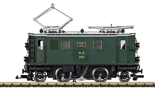 Art. Nr. 23450 Ge 2/4 RhB - 4 achs. Elektro-Lokomotive. Grnes Gehuse, Leiter und Griffstangen schwarz. Dach und beide Dachstromabnehmer silberfarben, Isolatoren grn. Fabrikschild zwischen den Fenstern. 