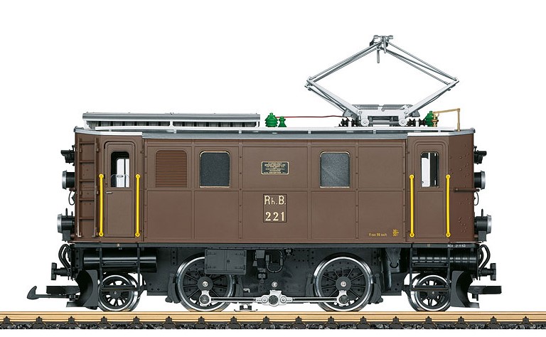 LGB Art. Nr. 24450 - Ge 2/4 RhB - 4 achs. Elektro-Lokomotive. Gehuse dunkleres Braun, Leiter schwarz, Griffstangen gelb. Dach und beide Dachstromabnehmer silberfarben, Isolatoren grn. Fabrikschild zwischen den Fenstern.