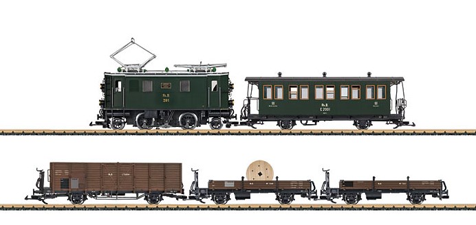 Zugpackung einmalig und exklusiv zur 100-Jahr-Feier der Engadinlinie Bever  Scuol  Tarasp. Diese Strecke wurde bereits von Anfang an elektrisch betrieben. Die im Set nachgebildetete Lokomotive Ge 2/4 mit der Betriebsnummer 201 gilt zudem als die lteste Elektrolok der Rhtischen Bahn (RhB). Das reichhaltig ausgestattete Set bildet einen Gterzug mit Personenbefrderung (GmP) nach und besteht aus: 1 x Elektrolokomotive Ge 2/4 in exklusiver Sonderausfhrung, 1 x 2-achsiger Personenwagen C 2001, 1 x Hochbordwagen L3 6664, 1 x Niederbordwagen M1 7349 beladen mit einer Echtholzkabeltrommel mit Oberleitungsdraht auf einem Echtholz-Ladegestell, weiter einem unbeladenen Niederbordwagen M1 7321. Auerdem liegt dem Set ein nummeriertes Echtheitszertifikat und eine Replik des Fabrikschildes der Lokomotive bei. Alle Fahrzeuge vorbildgerecht aufwendig lackiert und beschriftet. Lok ist ausgerstet mit einem zugstarken Bhler-Motor und DCC-Schnittstelle, Inneneinrichtung und Tren zum ffnen. Die Wagen sind mit Metall-Speichenrdern ausgerstet. Inneneinrichtung und Tren zum ffnen. Die Modelle sind einzeln nicht erhltlich