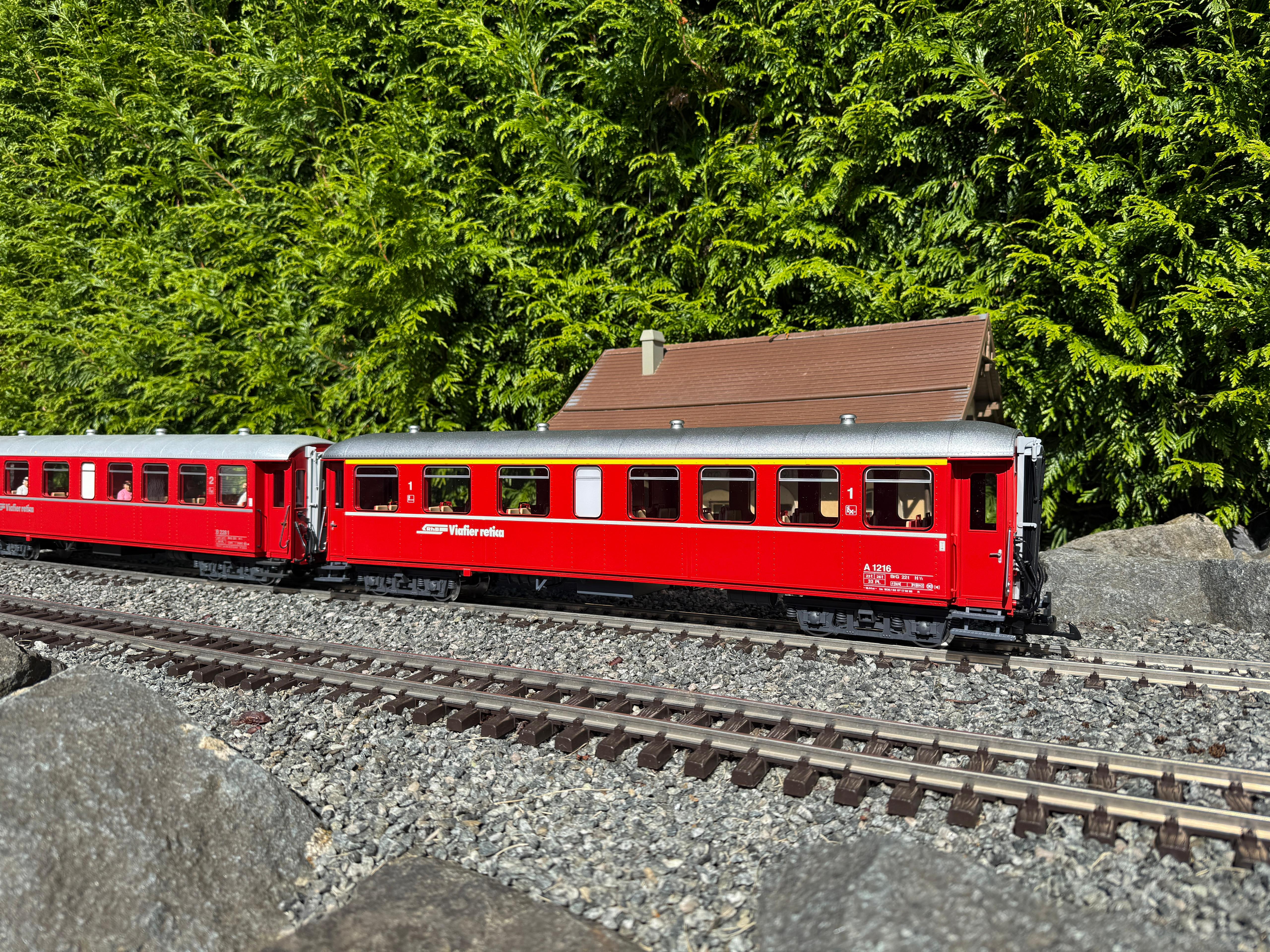 Im herrlichen Sonnenschein auf der Freilandanlage von Hendrik - LGB Art. Nr. 31525. Hier die zweite Seite des Wagens mit der rtoromanischen Beschriftung "Viafier retica". Modell eines Personenwagens 1. Klasse der RhB in der Ausfhrung der Epoche IV. Die so genannten Stahlwagen prgten ber viele Jahre das Bild der RhB-Reisezge. LED Innenbeleuchtung serienmig. Lnge ber Puffer 66 cm.