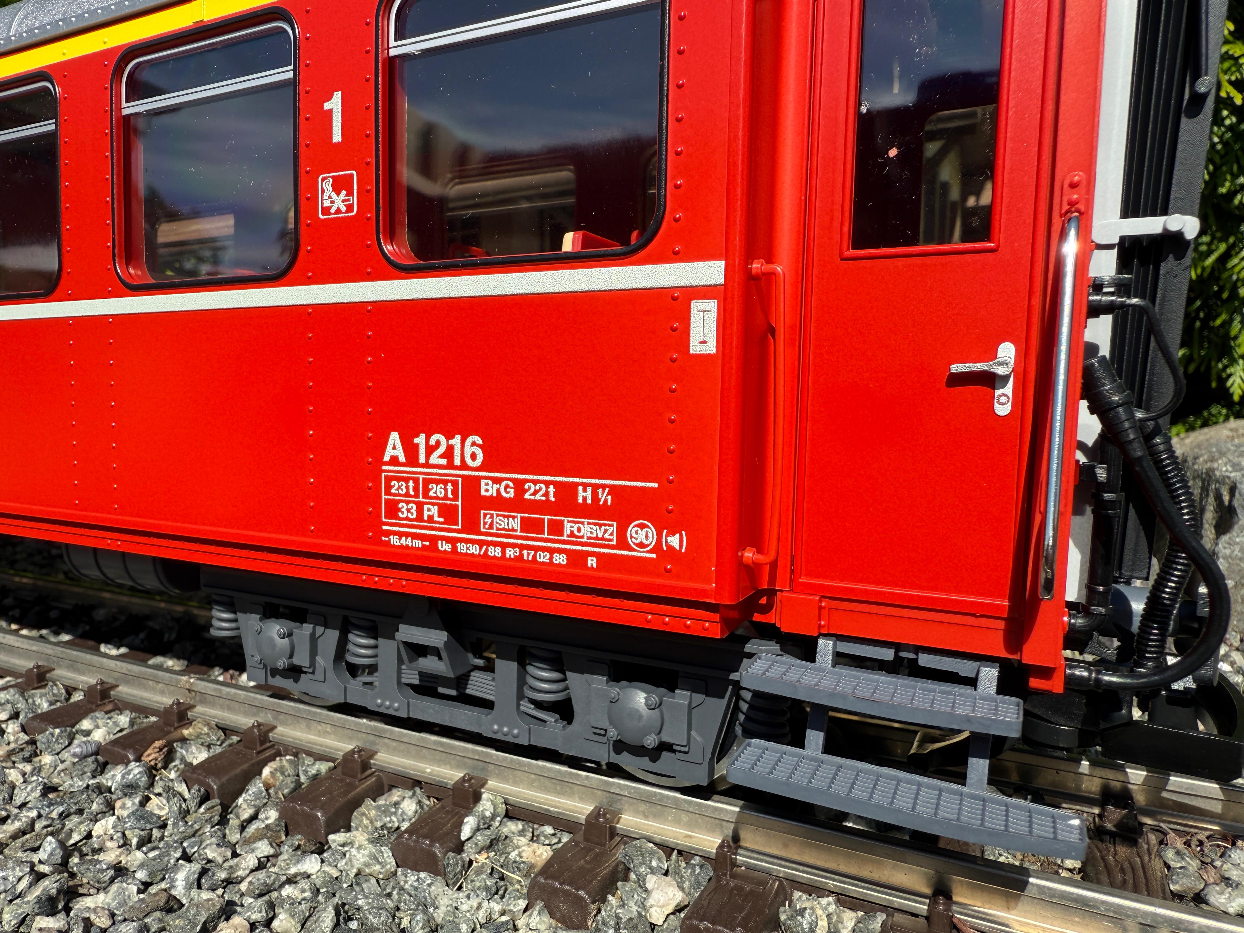 LGB Art. Nr. 31525 - Modell eines Personenwagens 1. Klasse der RhB. Hier Nahaufnahme der Wagenbeschriftung A 1216 mit den Angaben zu Gewicht, Lnge, Sitzpltzen etc. Das Pikotgramm unterhalb der "1" ist fr die Nichtraucher. 