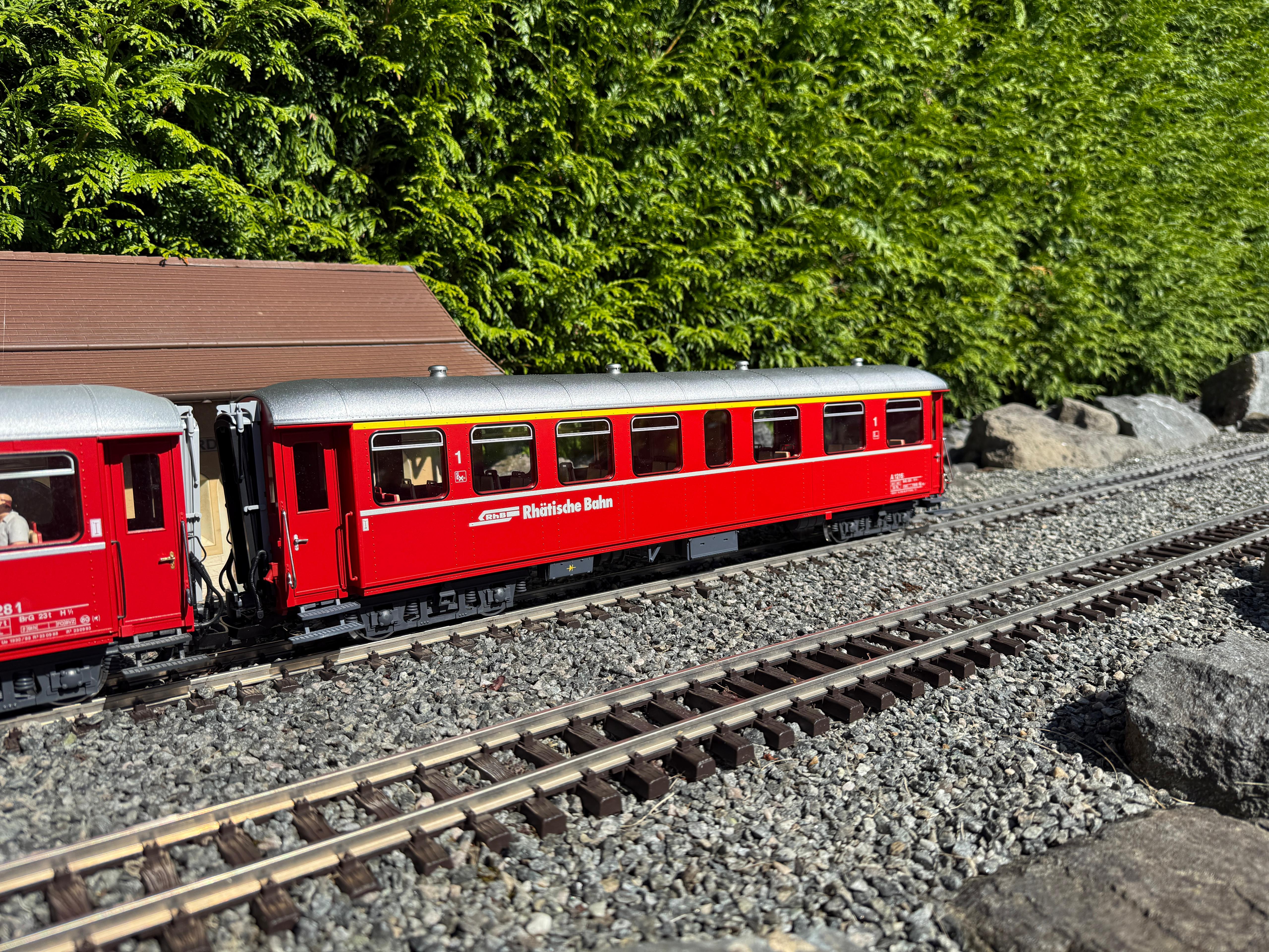m herrlichen Sonnenschein auf der Freilandanlage von Hendrik - LGB Art. Nr. 31525. Modell eines Personenwagens 1. Klasse der RhB in der Ausfhrung der Epoche IV. Die so genannten Stahlwagen prgten ber viele Jahre das Bild der RhB-Reisezge. LED Innenbeleuchtung serienmig. Lnge ber Puffer 66 cm.