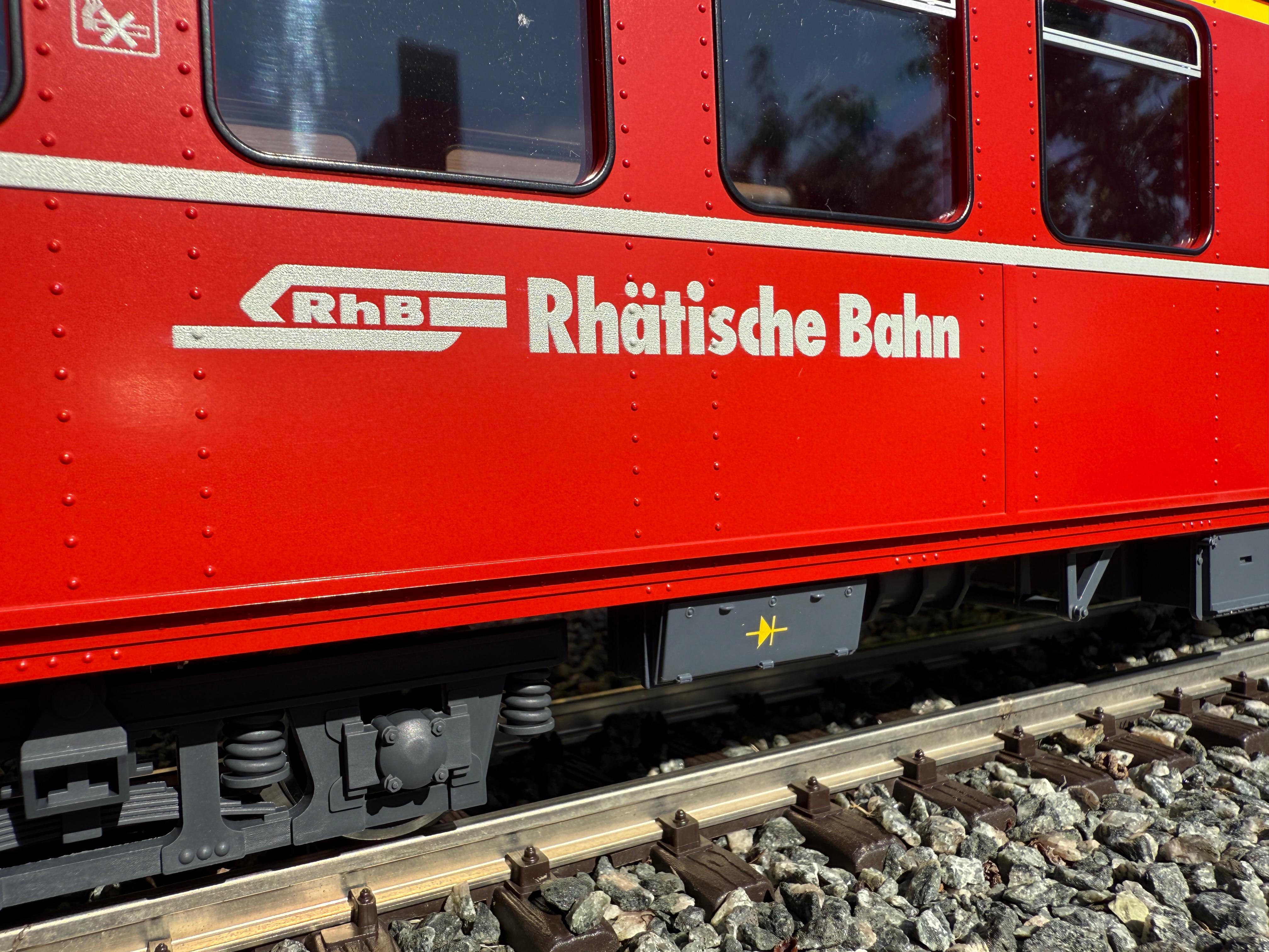 Bildausschnitt mit dem Logo der RhB - Rhtische Bahn auf dem LGB Modell Art. Nr. 31525. Sehr gut zu erkennen die Nieten des Stahlwagens. 