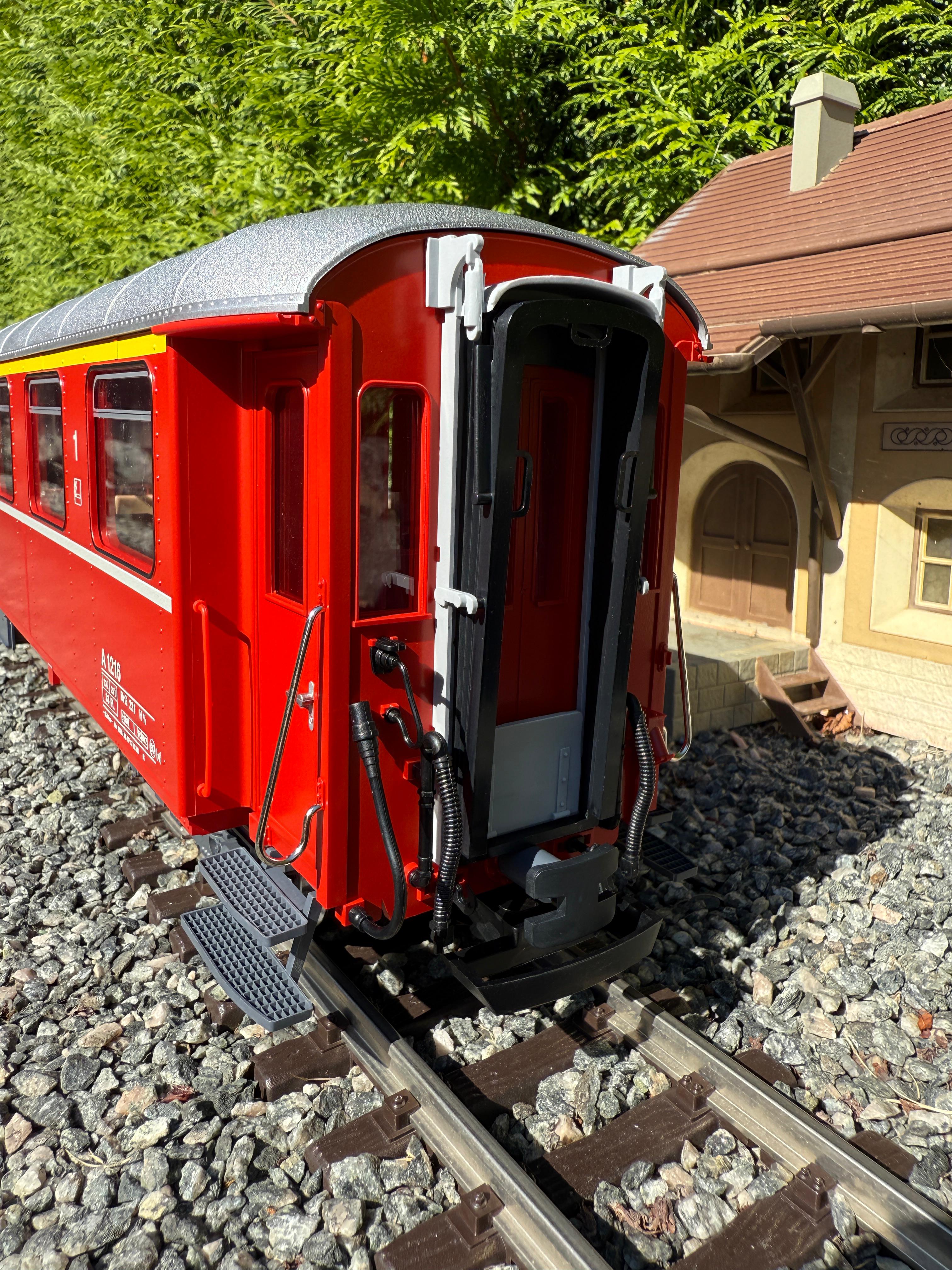 Wagenabschluss mit "aufgehngtem" bergangs-Faltenbalg. Gut zu erkennen die zurckgesetzten Tren des "Stahlwagens". LGB Art. Nr. 31525 - Modell eines Personenwagens 1. Klasse der RhB. 