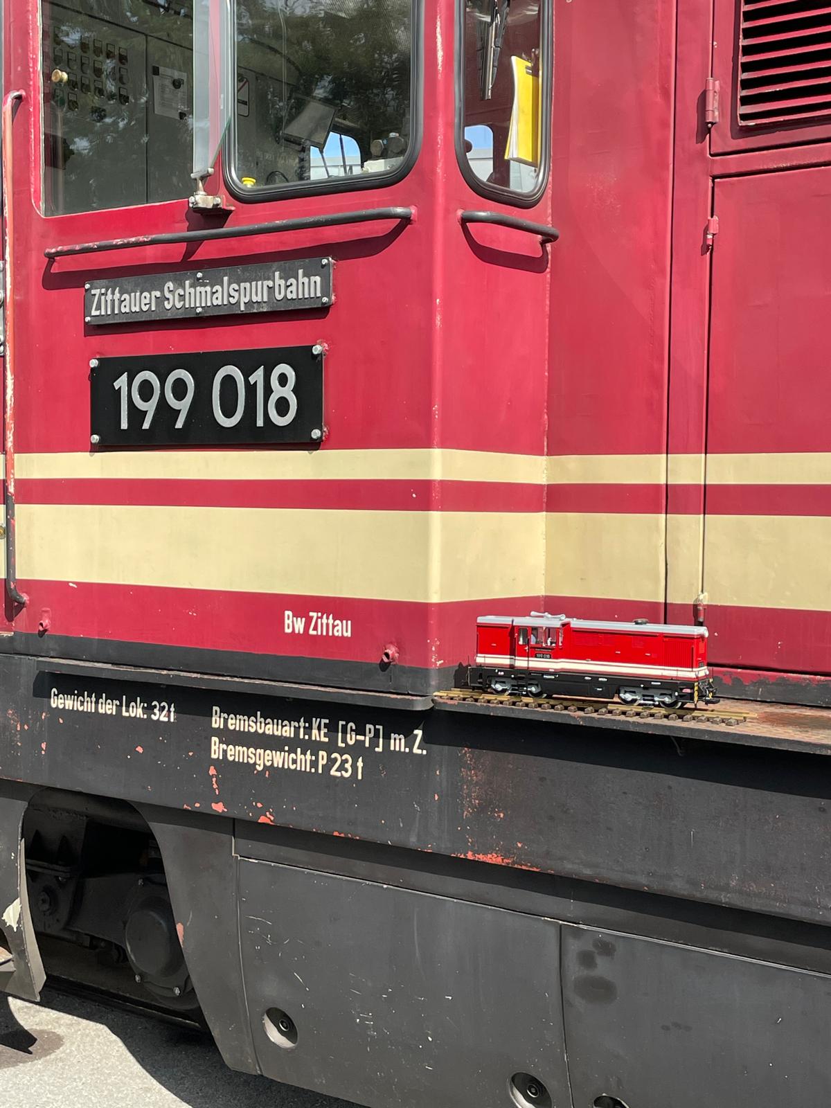 Vor dem Führerstand der Originallok FAUR L45H das LGB Modell Art. Nr. 26450.