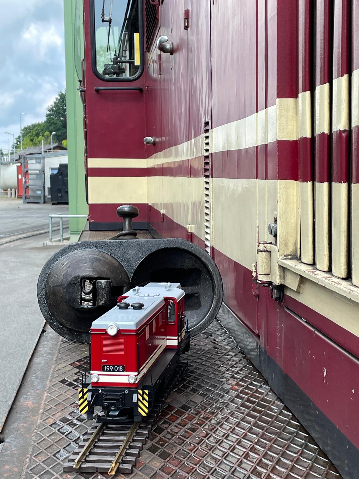 Das Modell der FAUR L45H auf dem Rahmen der Originallokomotive vor einer Scharfenbergkupplung.