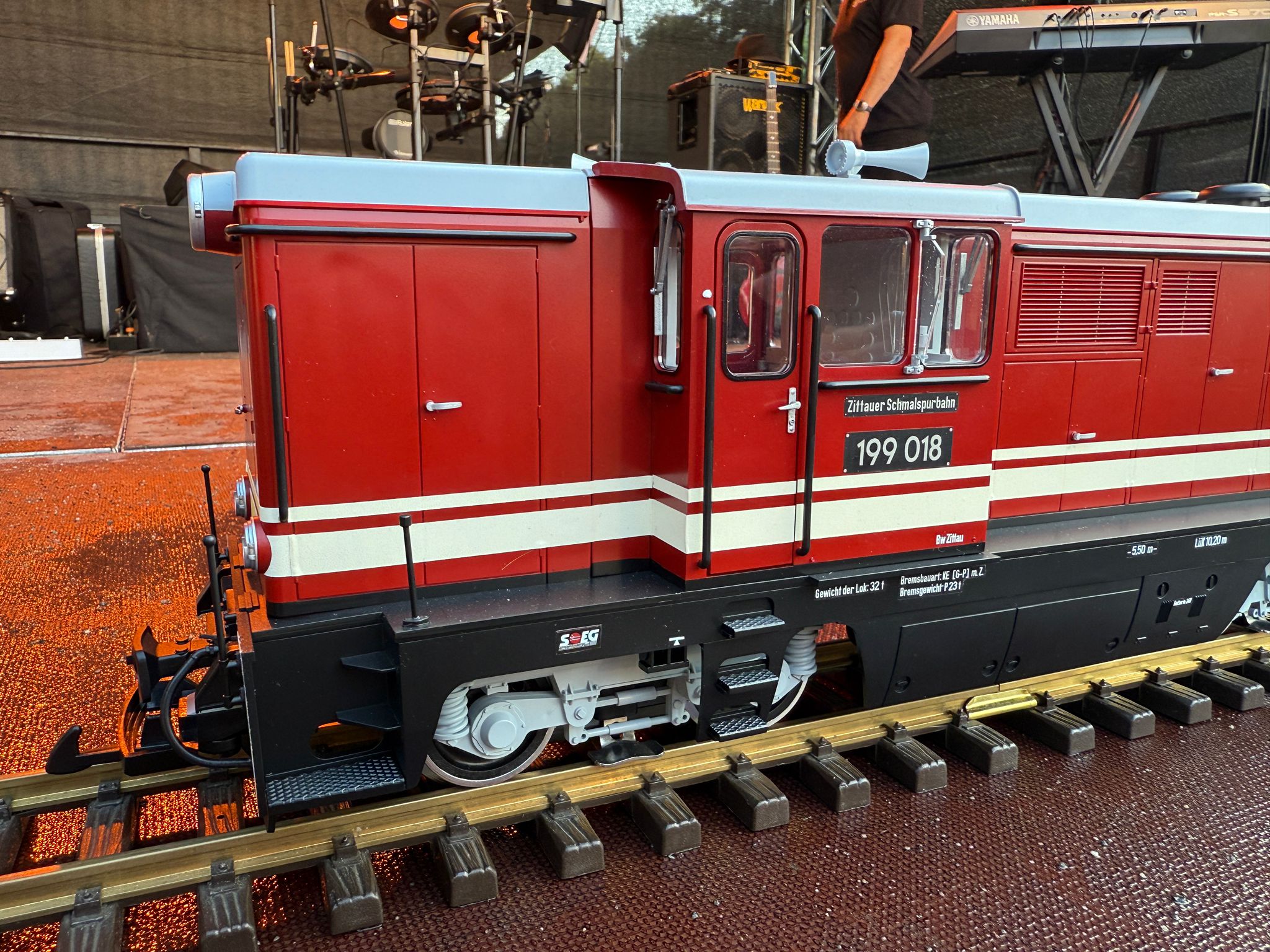 Schöne Ausführung der LH 45 von FAUR für die Zittauer Schmalspurbahn. Die Farbgebung mit dem grauen Dach, dem roten Gehäuse mit den weißen Zierstreifen und den schwarzen Rahmen ist sehr gelungen. Auch die Konstruktion der Achsblenden in grau geben der Lok das gewisse Extra. Nicht zu vergessen die Scharfenbergkupplung über der normalen LGB Kupplung.