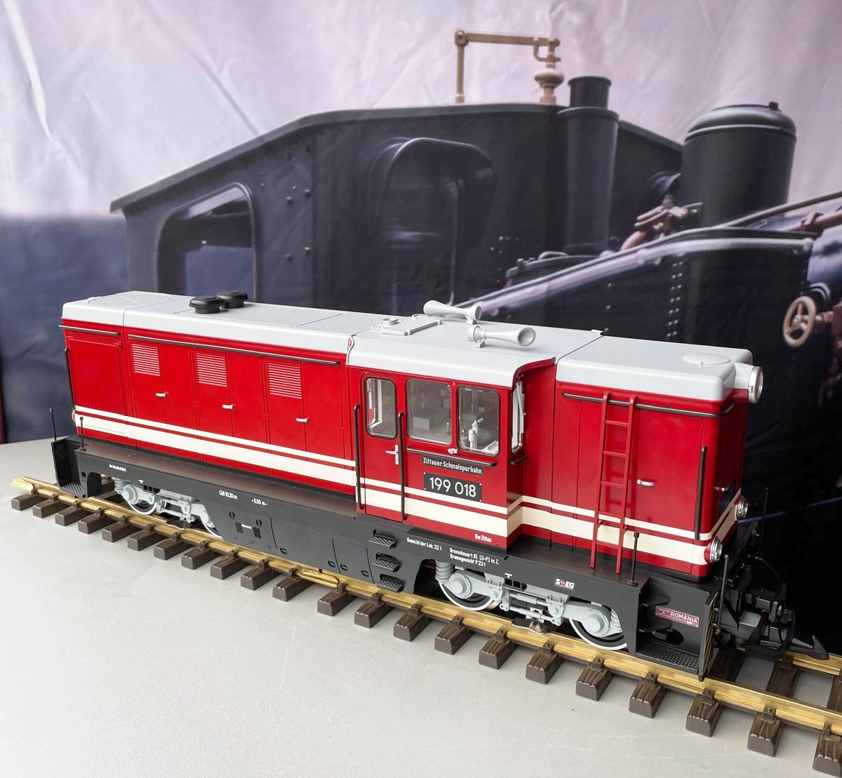 Hier mit Ansicht der Aufstiegsleiter: FAUR L45H der Zittauer Schmalspurbahn im Modell (LGB Art. Nr.. 26450) Diesellok 199 018 der SOEG.