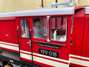 Der Lokführer (ist eigentlich der Heizer mit der Kohleschaufel) wird ersetzt durch die nette Lokführerin NICOLE. Das Bild (rechts) wurde beim Kaffeklatsch auf der Historic Mobil gezeigt.