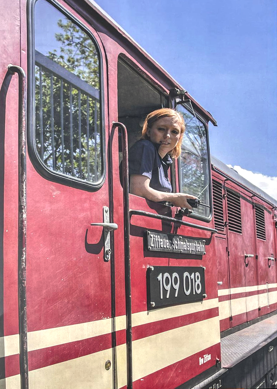 Der Lokführer (ist eigentlich der Heizer mit der Kohleschaufel) wird ersetzt durch die nette Lokführerin NICOLE. Das Bild wurde beim Kaffeklatsch auf der Historic Mobil gezeigt.