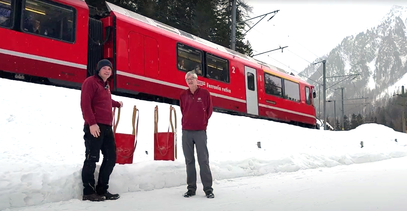 Im Winter ist der Albula Pass gesperrt. Dafr wird von Preda nach Bergn eine tolle Schlittelfahrt entlang der Albulastrecke angeboten. Der GEX mit der Ge 4/4 II Nr. 632 ist immer wieder zu sehen - ein schnes Erlebnis!